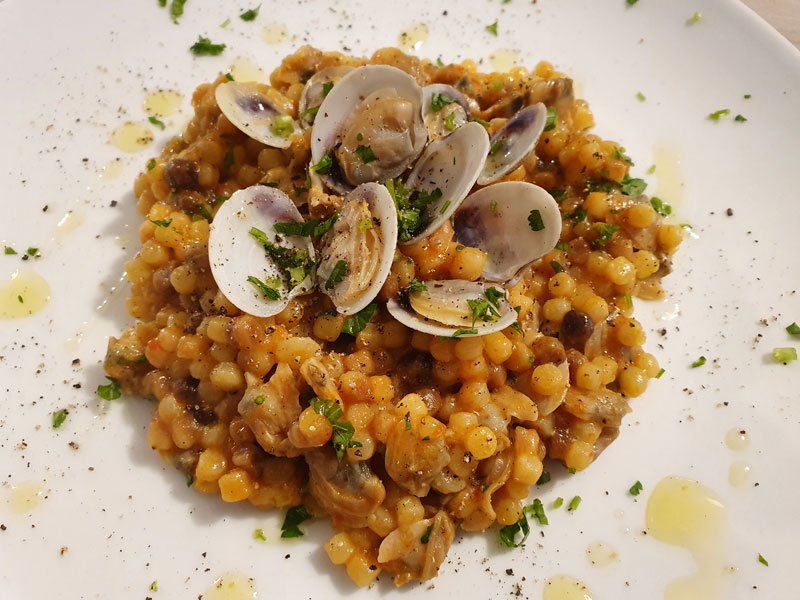 Fregola con arselle: la ricetta sarda passo per passo