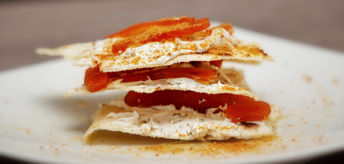 L'aperitivo sardo: pane carasau, bottarga e Vermentino