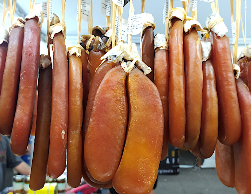 Baffo di bottarga di muggine ambra, prodotto tipico sardo, ideale per cucina mediterranea