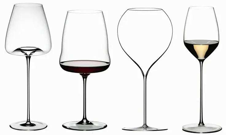 Mano che tiene correttamente un calice di vino dallo stelo per preservare aroma e temperatura
