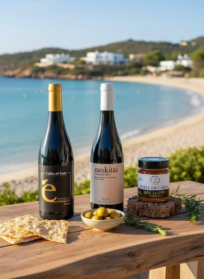 Box degustazione con due bottiglie di vino, miele in vasetto e olive, accompagnati da cracker e rametti aromatici