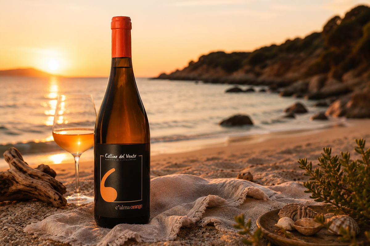 una bottiglia di Calma orange wine nella spiaggia di Porto Giunco