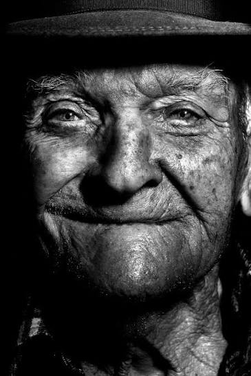 Copertina del Libro Fotografico 100 centenari Testimoni del XX secolo con foto in bianco e nero