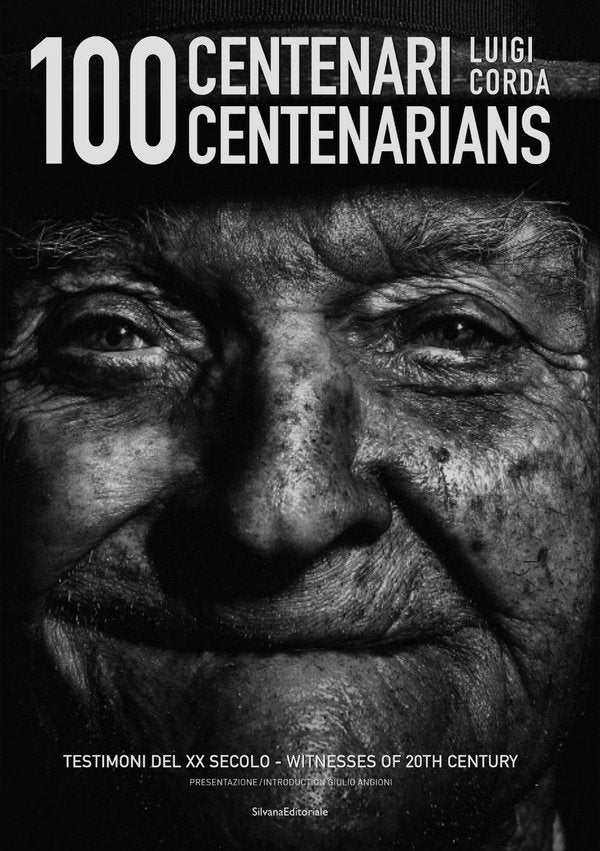 Libro Fotografico con copertina nera, ritratto in bianco e nero di un centenario e titolo bilingue in caratteri bianchi