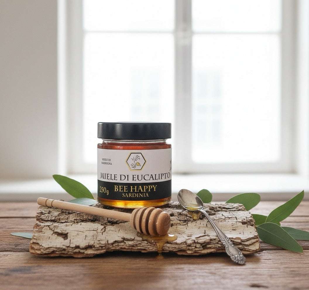 Barattolo di miele di eucalipto ambrato con consistenza cremosa e cristallizzazione fine